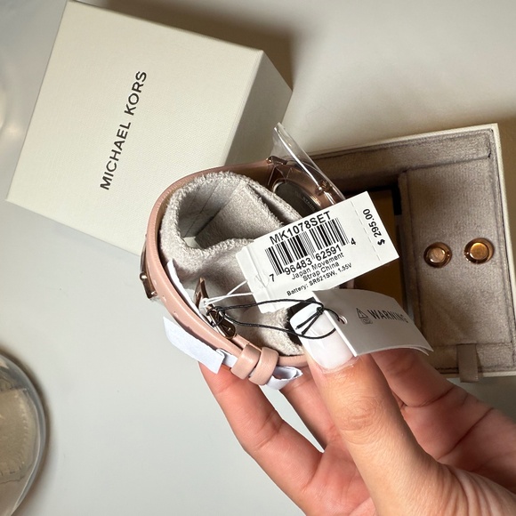 MICHEAL KORS watch set w/earrings and bangle - Picture 6 of 9